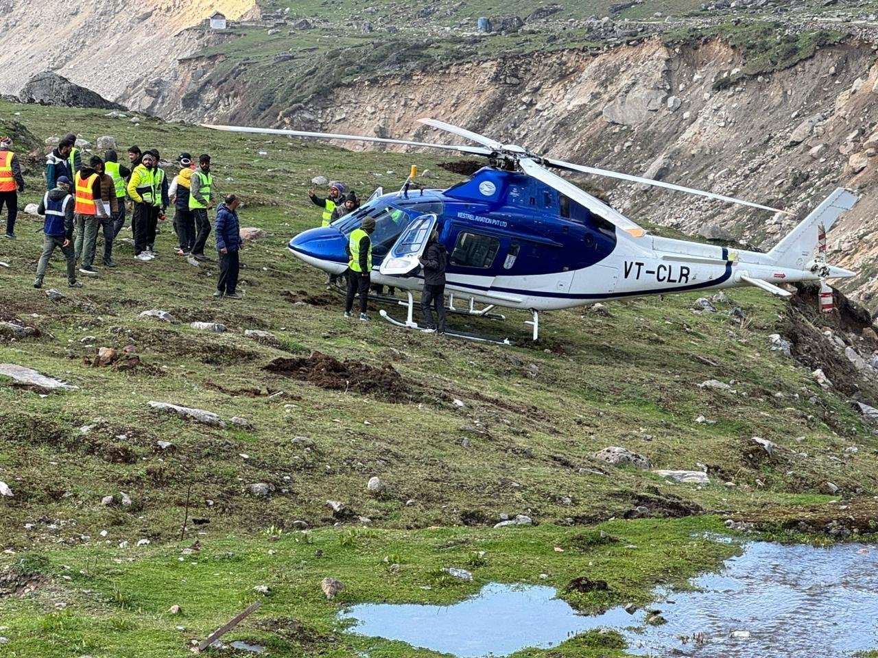 केदारनाथमध्ये हेलिकॉप्टरचे इमर्जन्सी लँडिंग:हेलिपॅडवर उतरण्यापूर्वी 8 वेळा गिरक्या घेतल्या; 7 जणांचे वाचले प्राण(व्हिडीओ)