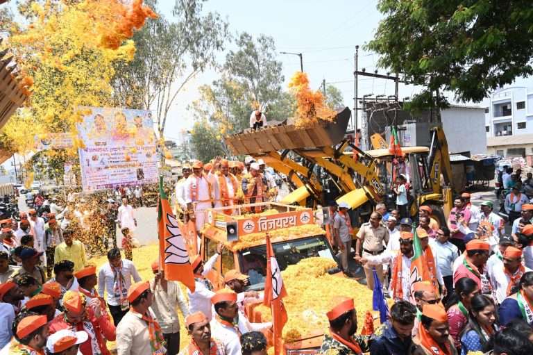 तुकोबारायांचे आशीर्वाद घेऊन बारणे यांचा मावळात प्रचार