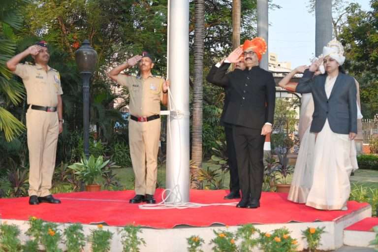 विभागीय आयुक्त कार्यालयात महाराष्ट्र दिनानिमित्त राष्ट्रध्वजास मानवंदना