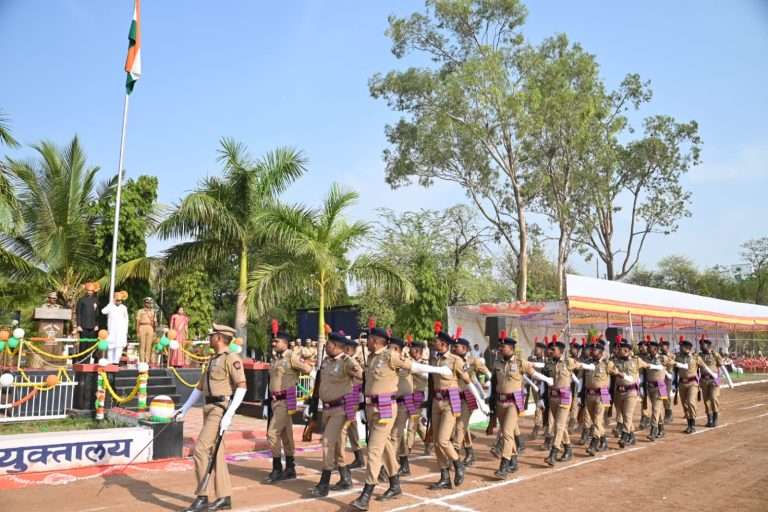 पालकमंत्री चंद्रकांत पाटील यांच्या हस्ते ध्वजारोहण संपन्न