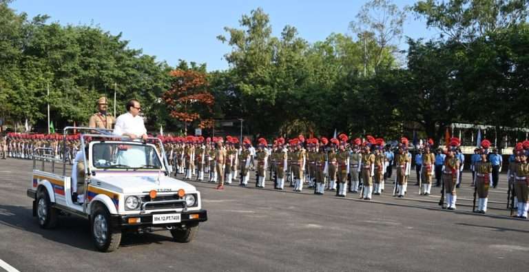 महाराष्ट्र दिनानिमित्त उपमुख्यमंत्री अजित पवार यांच्याकडून राष्ट्रध्वजास मानवंदना