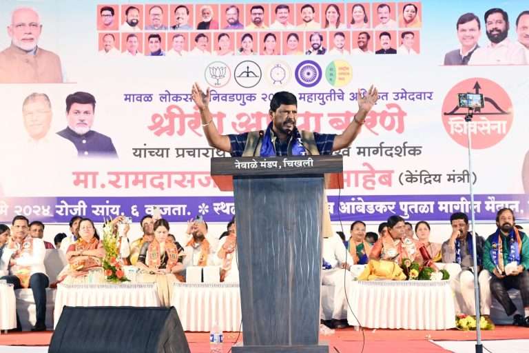 हिटलरशाही असती तर मोदी मते मागायला आले असते का – रामदास आठवले