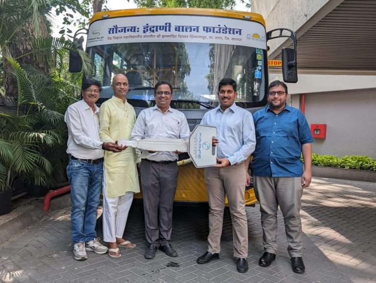 ‘इंद्राणी बालन फाऊंडेशन’तर्फे वेद विज्ञान महाविद्यापीठास स्कूल बस