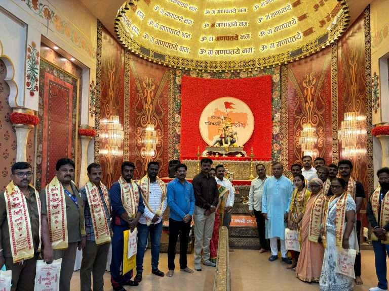‘महाराष्ट्र दिन’ व ‘कामगार दिना’निमित्त महापालिकेच्या सफाई कामगारांचा सत्कार