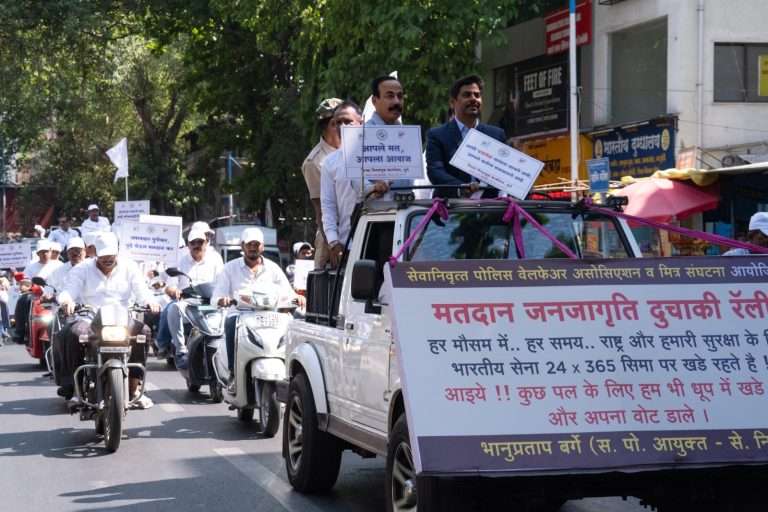 सेवानिवृत्त पोलीस अधिकारी कर्मचाऱ्यांकडून बाईक रॅलीद्वारे मतदान जागृती