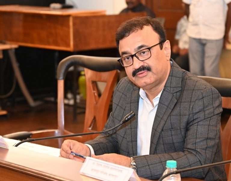 नागरिकांच्या तक्रारी जिल्हास्तरावरच सोडविण्यासाठी प्रयत्न व्हावेत – विभागीय आयुक्त डॉ. चंद्रकांत पुलकुंडवार