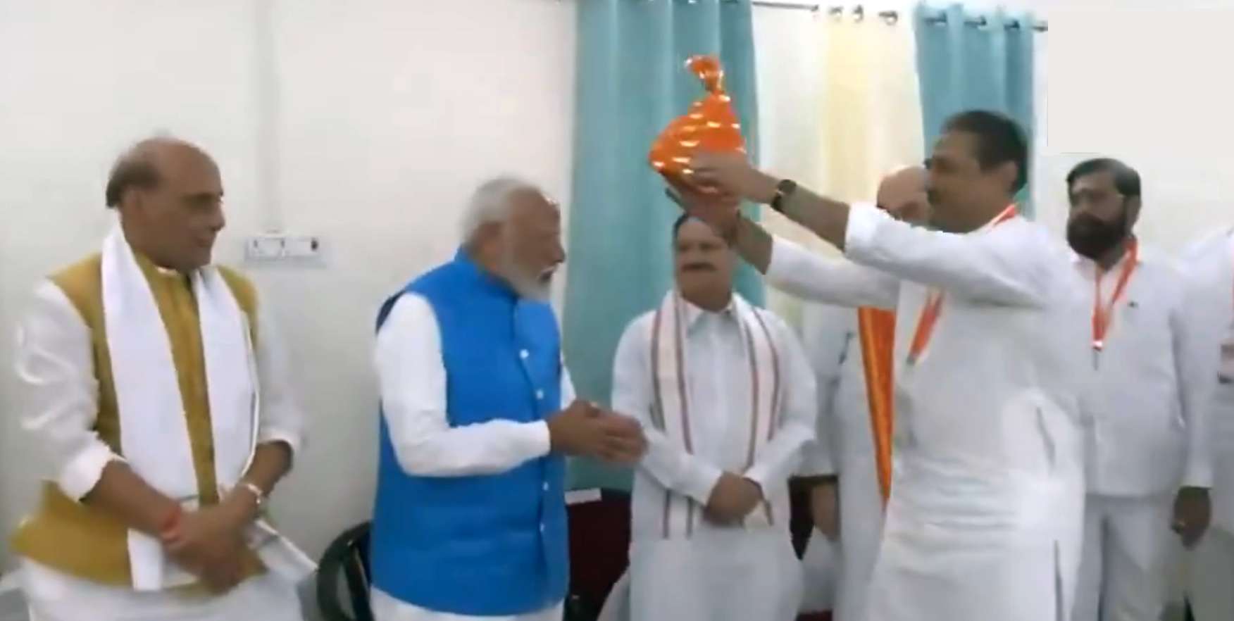 छत्रपती शिवाजी महाराजांचा जिरेटोप पंतप्रधान नरेंद्र मोदींच्या डोक्यावर ठेवून त्यांना महाराज म्हणून प्रस्तुत करणे हा छत्रपती शिवरायांचा अपमान: नाना पटोले