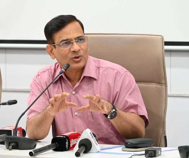 सीमेवरील जिल्ह्यांनी आचारसंहितेच्या कालावधीत संशयीत वाहतूकीवर कडक नजर ठेवून कारवाई करावी-जिल्हाधिकारी डॉ. सुहास दिवसे