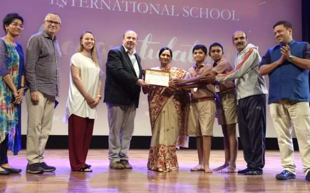 साधू वासवानी इंटरनॅशनल स्कूल ला फिडे बुद्धिबळ शाळा सुवर्ण पुरस्कार प्रदान