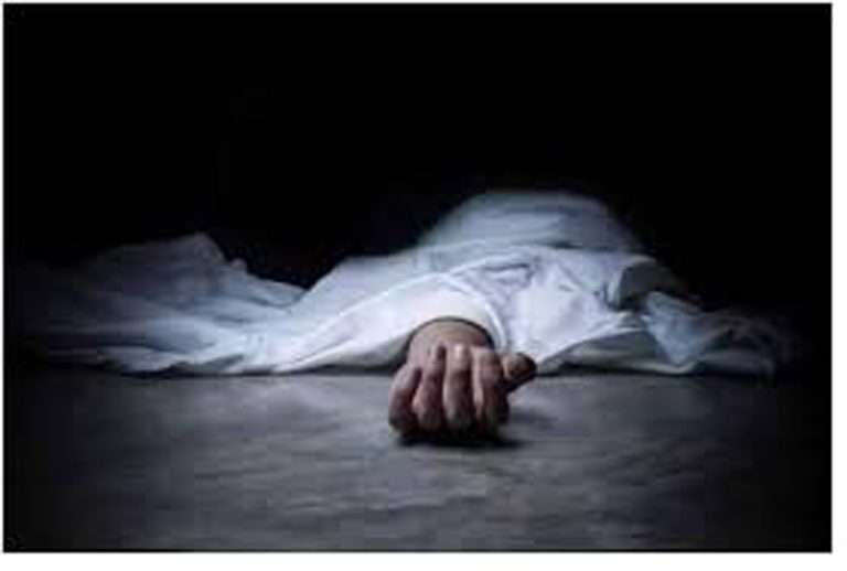 आंबेगाव पठारावर भर रस्त्यात महिलेवर हत्याराने वार करून खून