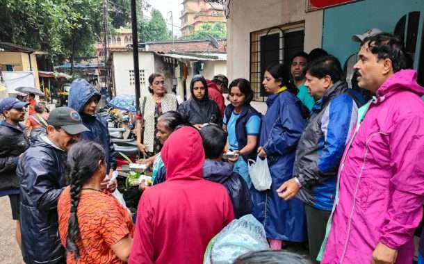 नामदार चंद्रकांतदादा पाटील यांच्याकडून कोथरुड मधील पूरग्रस्तांना मदतीचा हात