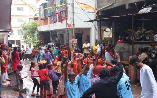 आत्महत्याग्रस्त शेतक-यांच्या मुलांनी फोडली 'आपली दहिहंडी'