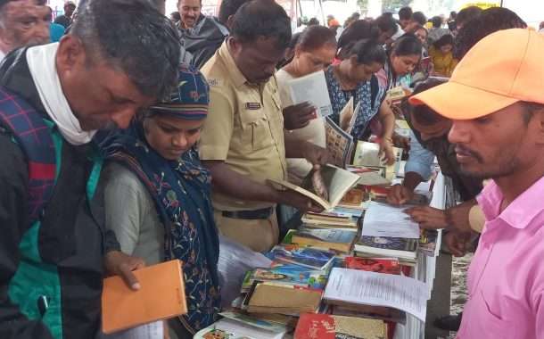 तब्बल २१ हजार पुस्तकांचे मोफत वाटप करून साहित्यरत्नाला पुणेकरांचे अनोखे अभिवादन