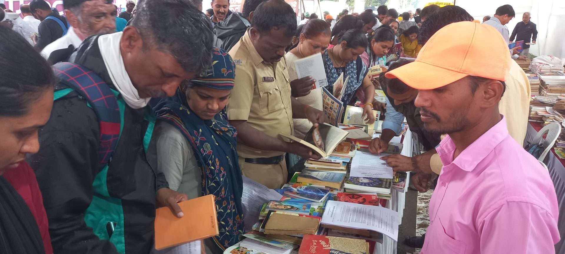 तब्बल २१ हजार पुस्तकांचे मोफत वाटप करून साहित्यरत्नाला पुणेकरांचे अनोखे अभिवादन