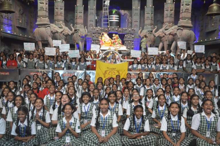 ‘गणराया आमचे रक्षण कर’ विद्यार्थिनींचे  शारदा गजाननाला साकडे
