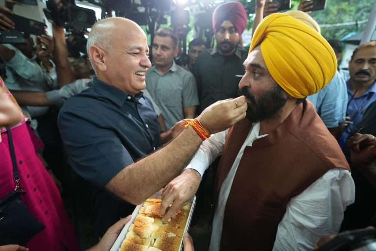 दिल्लीत आनंदोत्सव … आप कार्यकर्त्यांनी एकमेकांना भरविले पेढे