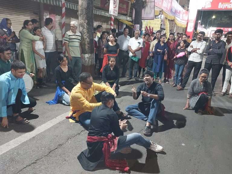 आता बास या महिला हिंसाचारविरोधी नाटकाला नागरिकांचा उत्स्फूर्त प्रतिसाद