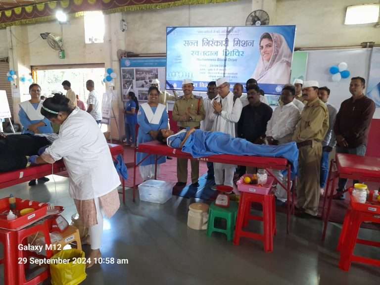 संत निरंकारी मिशनच्या वतीने आयोजित रक्तदान शिबिरात ४२१ निरंकारी भक्तांचे रक्तदान 