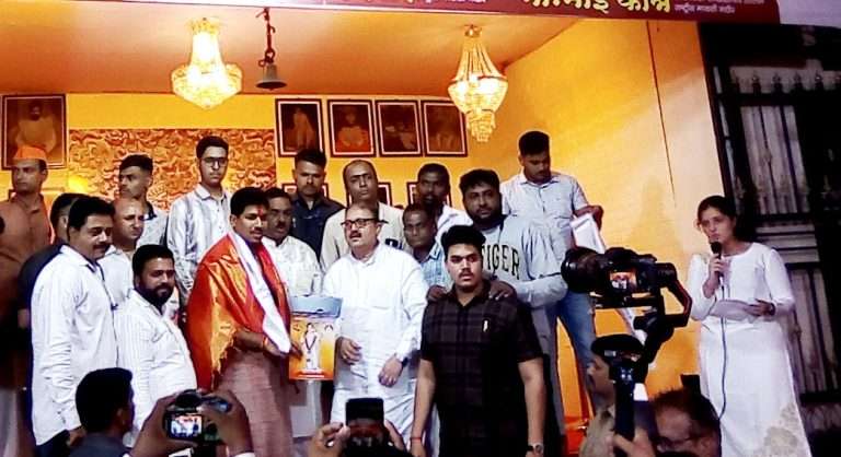  साखळीपीर तालीम राष्ट्रीय मारूती मंदीरच्या देखाव्यात  १८ संतांच्या पादुकांचे दर्शन