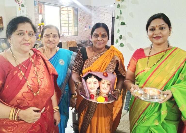 गौरी आल्या घरी ,सोन्या -मोत्यांच्या पावलाने