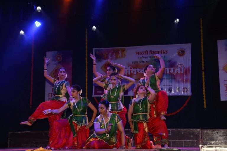  विविध कलाकृतींच्या एकत्रित कलाविष्कारातून साकारला ‘आविष्कार भारती’ 