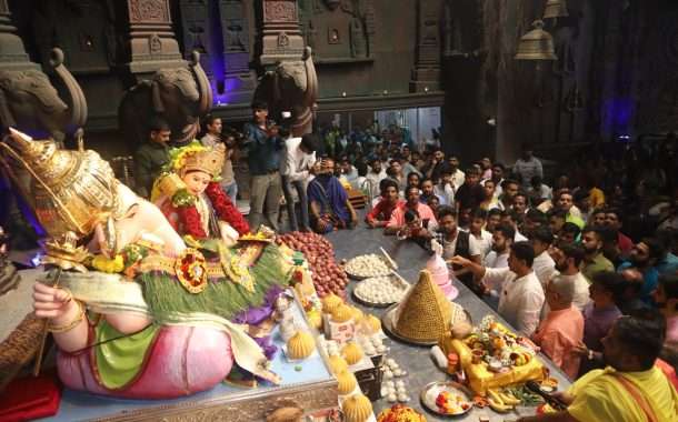 स्वत: पैसे जमवून कार्यकर्त्यांकडून गणरायाला १३ तोळ्याचे सुवर्ण दंत भेट 