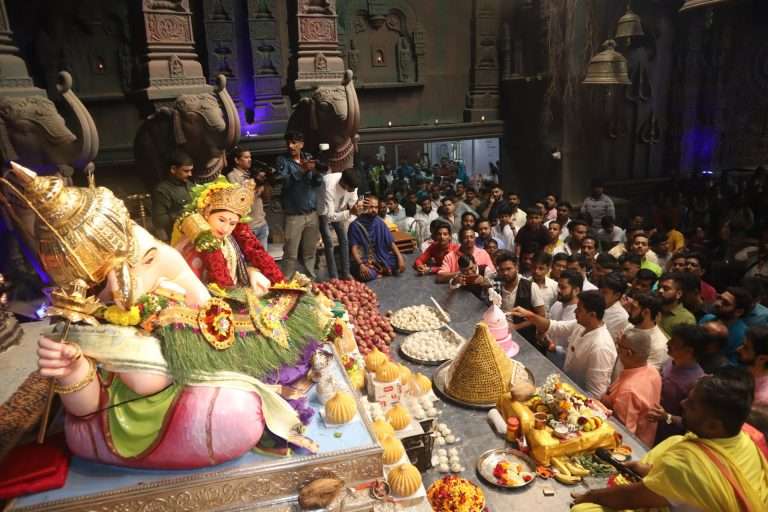 स्वत: पैसे जमवून कार्यकर्त्यांकडून गणरायाला १३ तोळ्याचे सुवर्ण दंत भेट&nbsp;