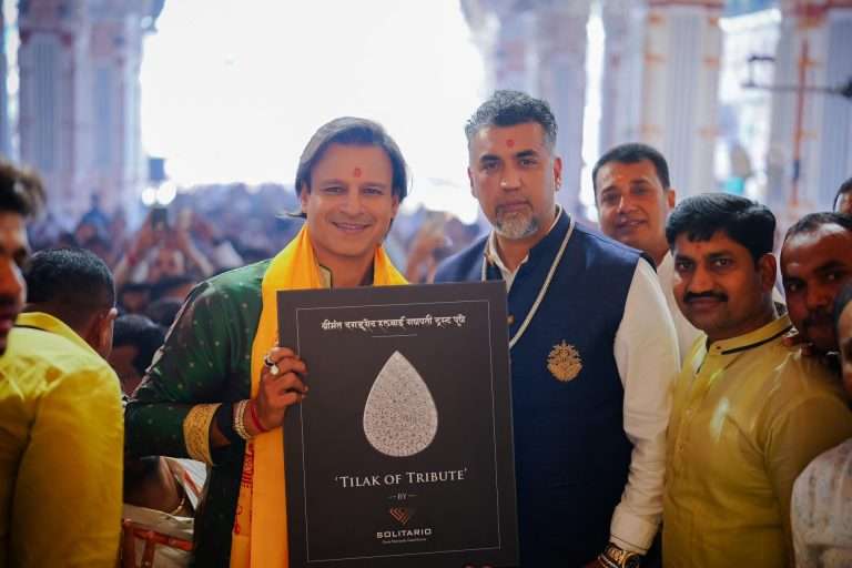 ‘दगडूशेठ’ गणपतीला ५० लाख रुपयांचा हिऱ्याचा तिलक सॉलिटेरियो डायमंडस तर्फे अर्पण