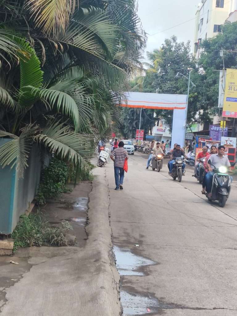 धायरीत पदपथ नसल्याने रस्ते बनले मृत्यूचा सापळे पालिकेचे दुर्लक्ष: आम आदमी पक्षाचा आंदोलनांचा इशारा
