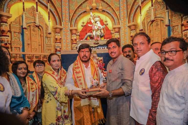 पुनीत बालन यांच्या पाठीमागे कोण ?.. ते कवितेत  सांगितले मंत्री आठवलेंनी