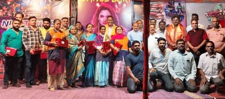 आरोग्य विभाग कर्मचाऱ्यांचा उत्सव मित्र मंडळकडून सत्कार