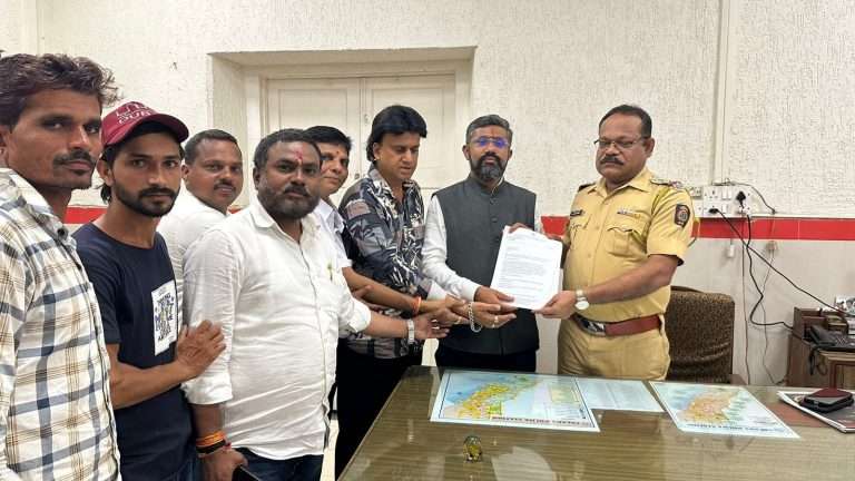 मुख्यमंत्री एकनाथ शिंदे व उपमुख्यमंत्री देवेंद्र फडणवीस यांच्याविरोधात कुलाबा पोलीस स्थानकात तक्रार