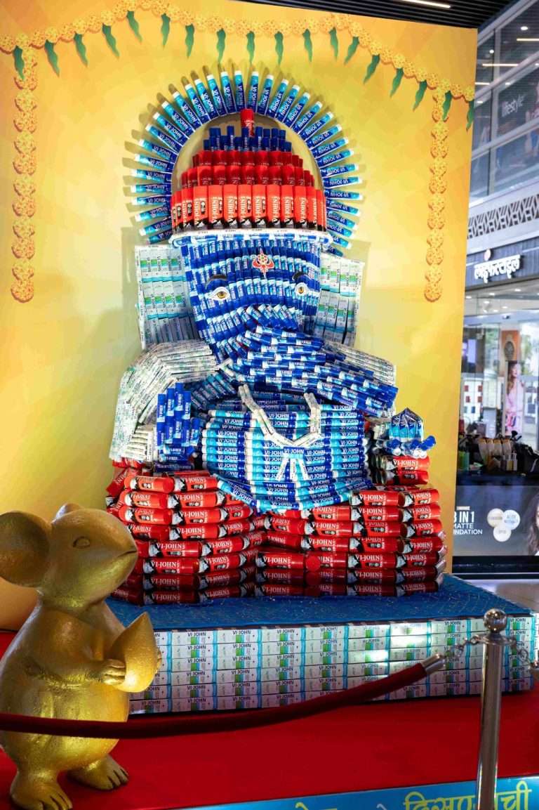 व्ही जॉन इंडियातर्फे शेविंग क्रीम आणि फोमने बनविलेल्या आशियातील पहिल्या ८ फुटी गणपतीचे अनावरण