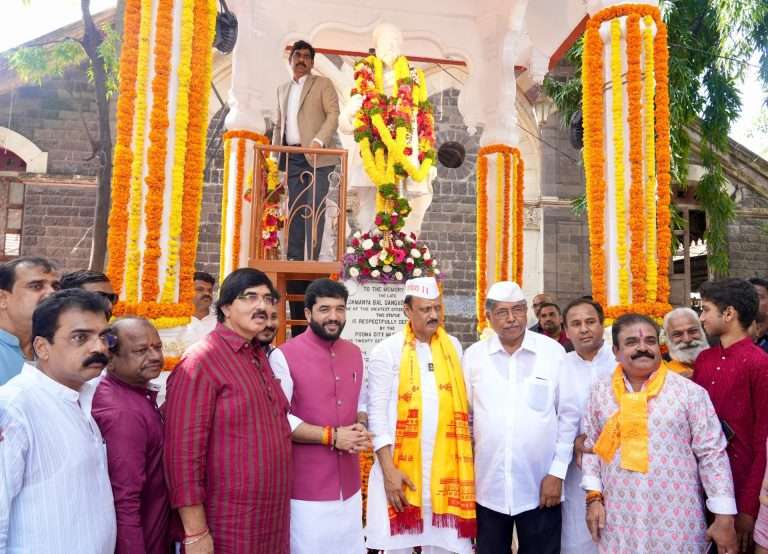 मानाच्या गणपतींचे उपमुख्यमंत्री अजित पवार यांच्या हस्ते पूजन करून विसर्जन मिरवणुकीचा प्रारंभ