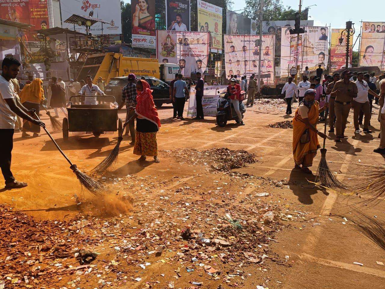 कसबा विश्रामबागवाडा क्षेत्रीय कार्यालय अंतर्गत मिरवणुकीनंतर लगेचच साफसफाईला सुरुवात