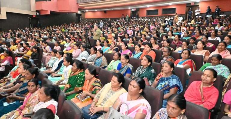 महाराष्ट्र घरेलू कामगार कल्याण मंडळाच्या विविध योजनांचा लाभ घेण्यासाठी नोंदणी आवश्यक -डॉ.सुरेश खाडे