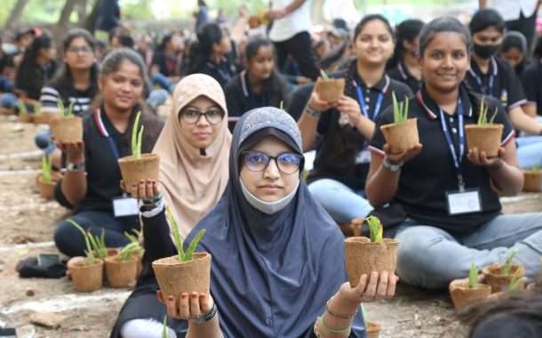 १५१८ विद्यार्थिनींनी तब्बल १० हजार ७५० कोरफड रोपांची केली लागवड : इंडिया बुक ऑफ रेकॉर्ड्स आणि एशिया बुक ऑफ रेकॉर्ड्समध्ये नोंद