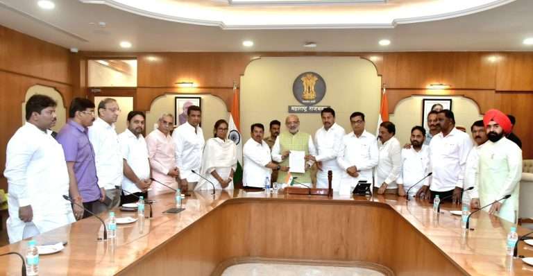 राहुल गांधी यांना धमक्या देणाऱ्या सत्ताधारी पक्षाच्या नेत्यांवर कारवाई करावी.