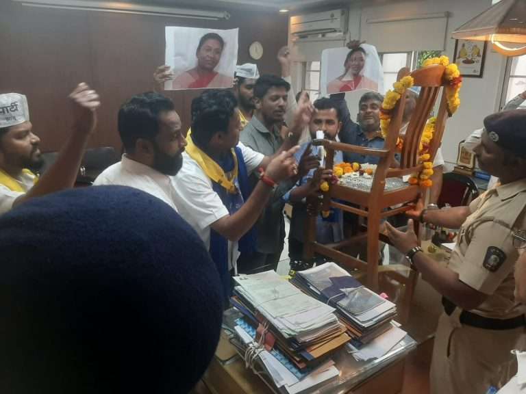 भ्रष्टाचाराचा अड्डा, पुणे पालिकेचा खड्डा..पथ विभाग प्रमुखांच्या कार्यालयात आप ची निदर्शने