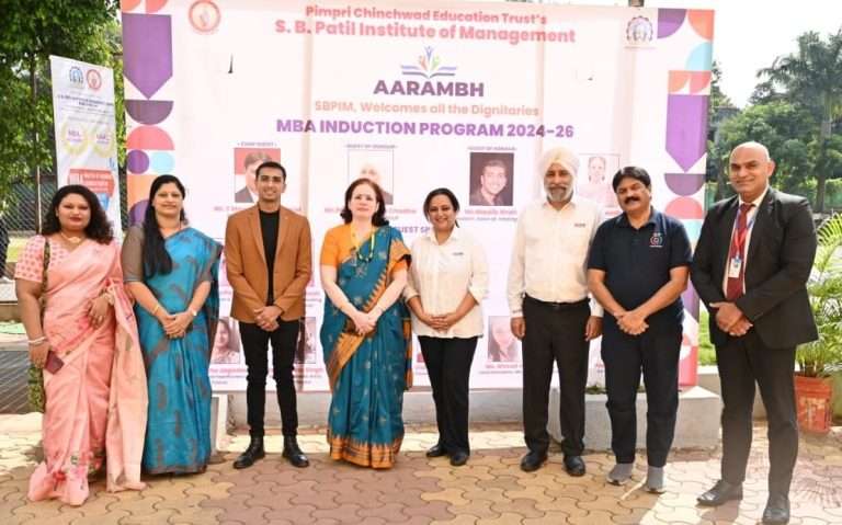 बदल स्वीकारा प्रगती करा – मनोजकुमार डॅनियल