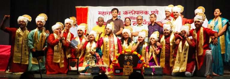 कलावंतांना वास्तववादाचे बंधन अन्‌‍ समकलानीत्वाच्या बेड्या