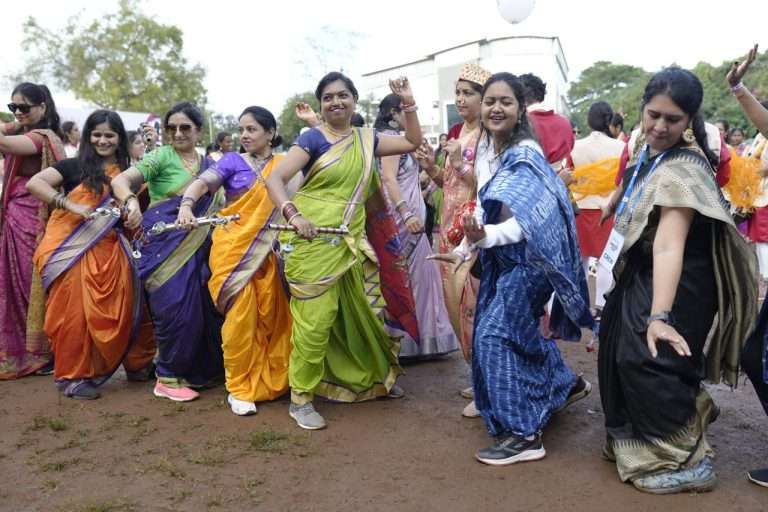 &nbsp;महिला सक्षमीकरणाच्या अनोख्या साडी रन उपक्रमास महिलांचा &nbsp;उस्फुर्त &nbsp;प्रतिसाद