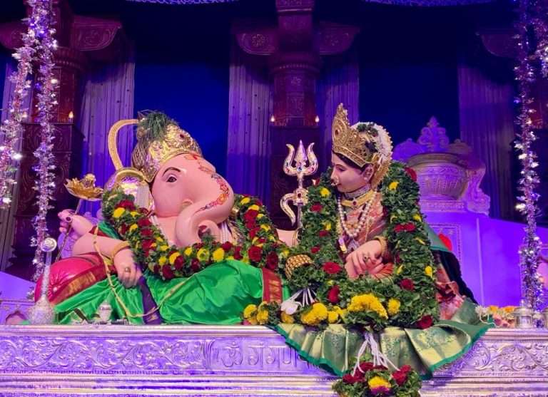 मयूर रथातून मंडईच्या शारदा गजाननाची आगमन मिरवणूकअखिल मंडई मंडळाचे गणेशोत्सवाचे १३२ वे वर्ष