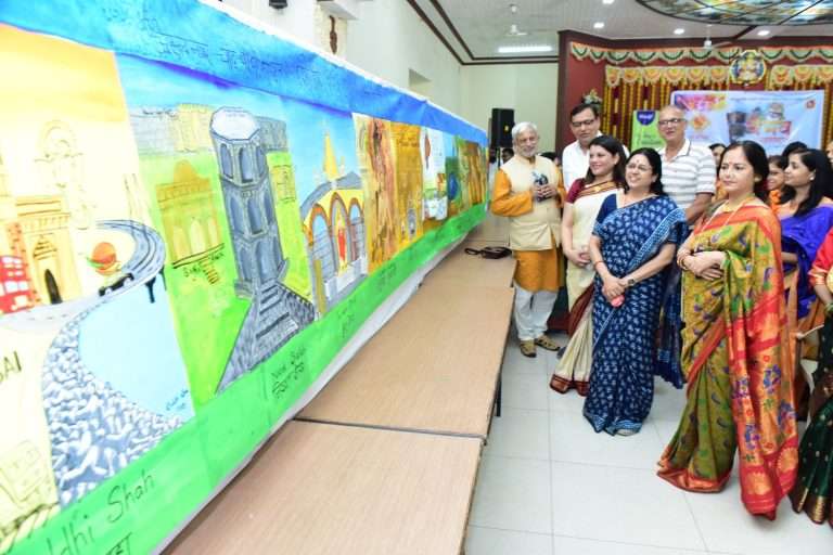 ५० फूट लांबीच्या कॅन्व्हासवर पर्यटनस्थळांच्या पेंटिंग्जचे प्रदर्शन