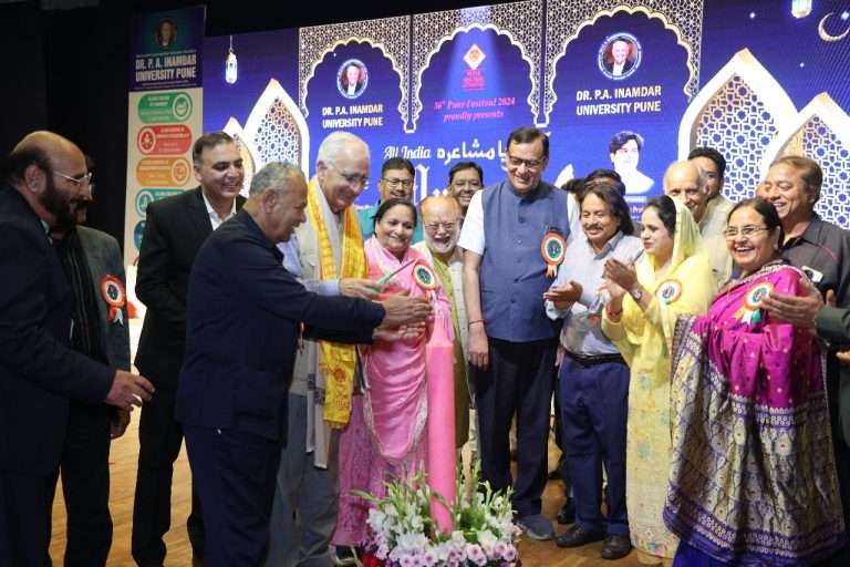 हमारी बरबादीयों का शोर है,सितमगर को उसकी खबर तक नही…माणूसपण उंचावत नेणाऱ्या शायरीला मिळाली दिलखुलास दाद