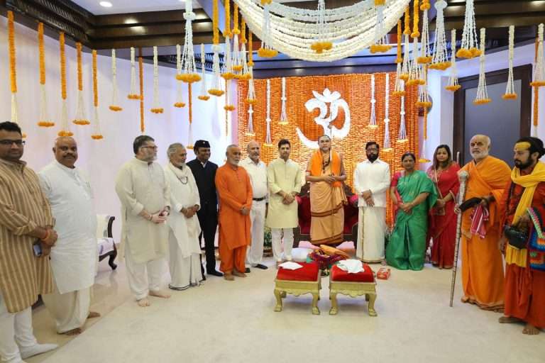 स्वामी अविमुक्तेश्वरानंद मुख्यमंत्र्यांच्या ‘वर्षा’ बंगल्यावर