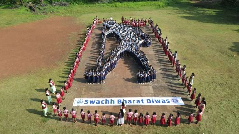 700 हून अधिक विद्यार्थ्यांनी एकत्र येऊन साकारली  महात्मा गांधींची भव्य प्रतिमा