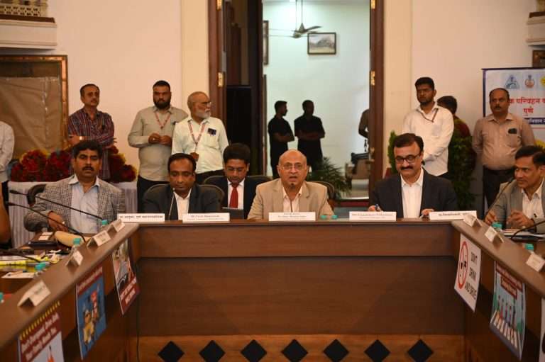 c  c tv कॅमेरा द्वारे हेल्मेट सक्ती राबविली जाते ती रस्त्यावरच  पोलीस उभे करून राबविण्याचा प्रयत्न पुन्हा सुरू  करणार