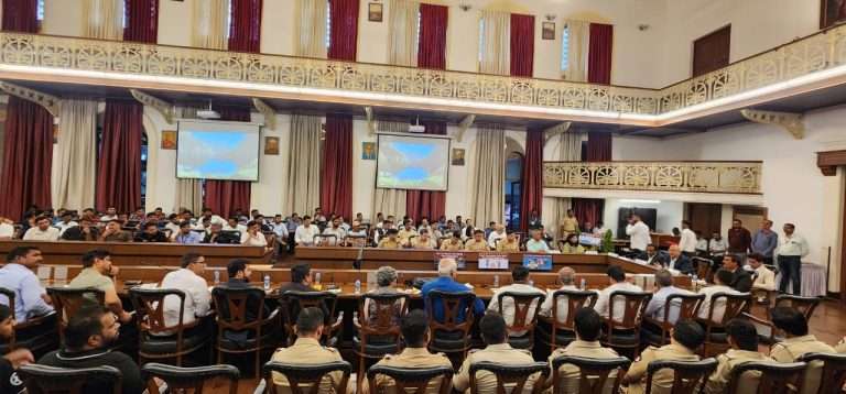 पुणे शहरात हेल्मेटसक्ती साठी  बैठकावर बैठका…