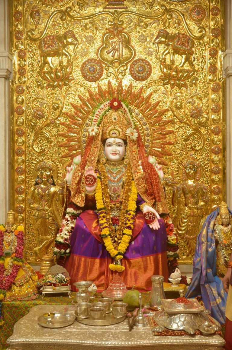 दस-याला श्री महालक्ष्मी देवीला सोन्याची साडी व रावणदहन कार्यक्रम 